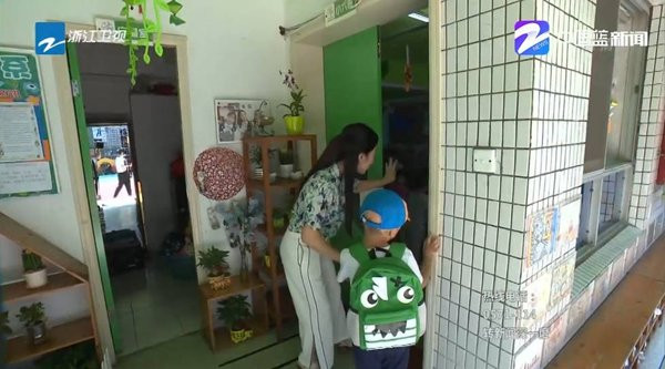 Ấm lòng cảnh hàng trăm học sinh xếp hàng chào đón cậu bé có gương mặt biến dạng vì bỏng