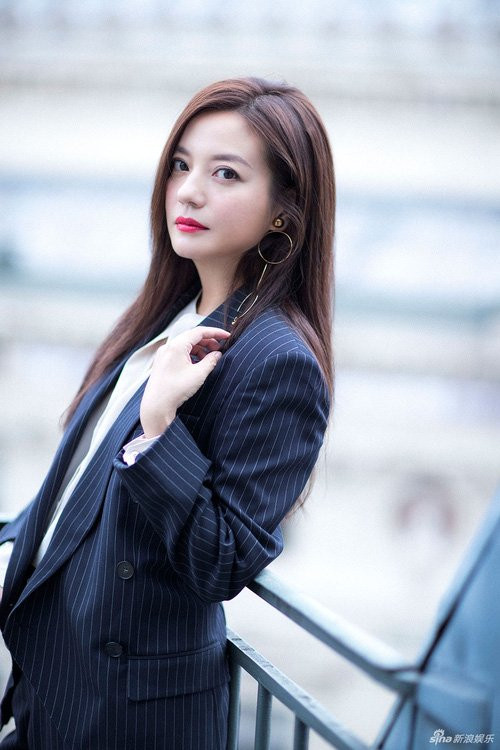 Triệu Vy khoe nhan sắc trẻ trung và đầy sức sống tại tuần lễ thời trang Paris