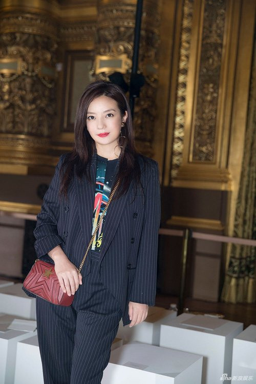 Triệu Vy khoe nhan sắc trẻ trung và đầy sức sống tại tuần lễ thời trang Paris