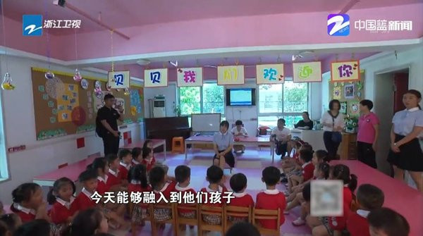 Ấm lòng cảnh hàng trăm học sinh xếp hàng chào đón cậu bé có gương mặt biến dạng vì bỏng