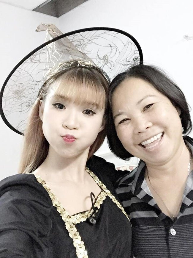 Khởi My hào hứng khoe thiệp cưới được 'má Năm' tự tay chăm chút