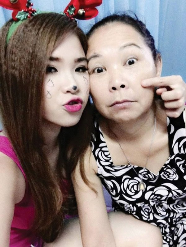 Khởi My hào hứng khoe thiệp cưới được 'má Năm' tự tay chăm chút