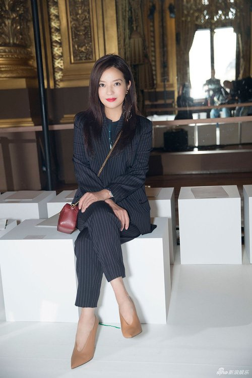 Triệu Vy khoe nhan sắc trẻ trung và đầy sức sống tại tuần lễ thời trang Paris