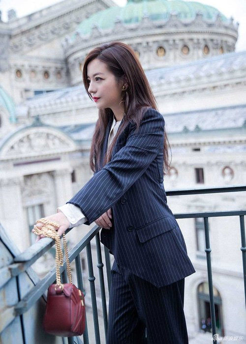 Triệu Vy khoe nhan sắc trẻ trung và đầy sức sống tại tuần lễ thời trang Paris