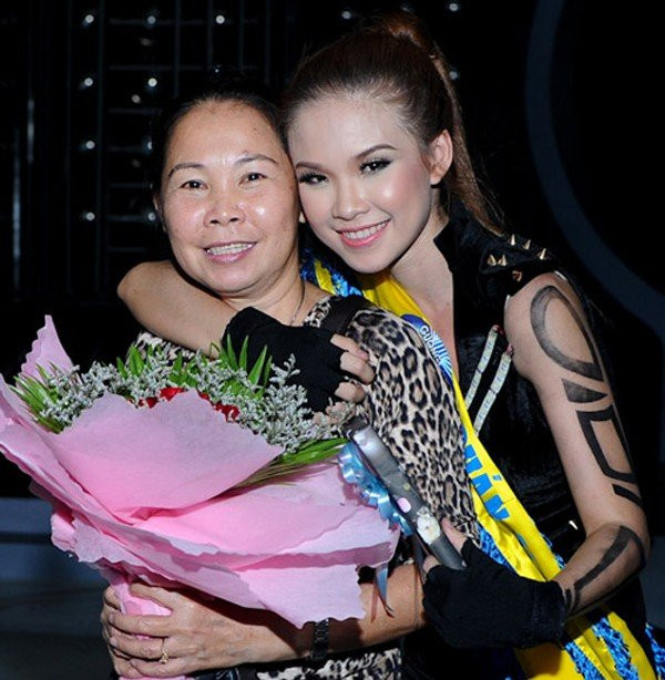 Khởi My hào hứng khoe thiệp cưới được 'má Năm' tự tay chăm chút