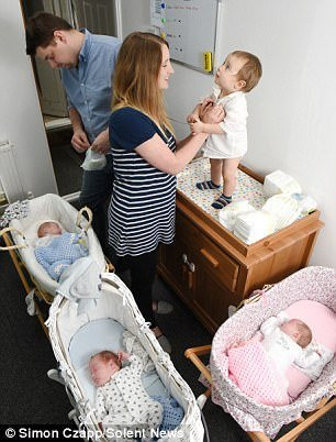 Việc chăm sóc 4 đứa bé không hề dễ dàng