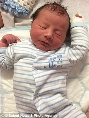 Cậu con trai đầu tiên của cặp đôi ra đời hoàn toàn khỏe mạnh