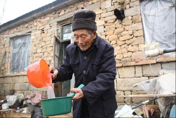 Cảm động câu chuyện vợ bị liệt sau 5 tháng cưới, chồng ở vậy nuôi vợ suốt đời