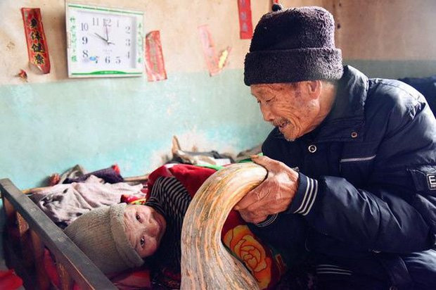 Cảm động câu chuyện vợ bị liệt sau 5 tháng cưới, chồng ở vậy nuôi vợ suốt đời