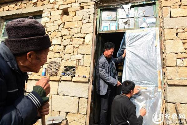 Cảm động câu chuyện vợ bị liệt sau 5 tháng cưới, chồng ở vậy nuôi vợ suốt đời