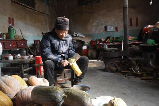 Cảm động câu chuyện vợ bị liệt sau 5 tháng cưới, chồng ở vậy nuôi vợ suốt đời