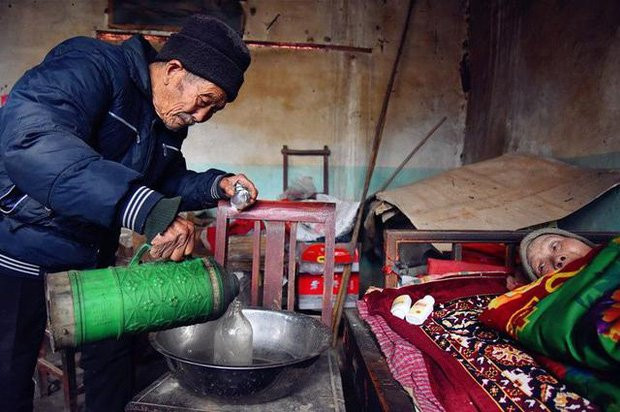 Cảm động câu chuyện vợ bị liệt sau 5 tháng cưới, chồng ở vậy nuôi vợ suốt đời