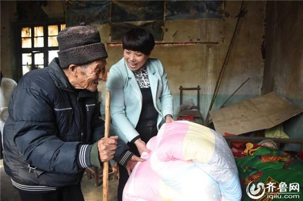 Cảm động câu chuyện vợ bị liệt sau 5 tháng cưới, chồng ở vậy nuôi vợ suốt đời