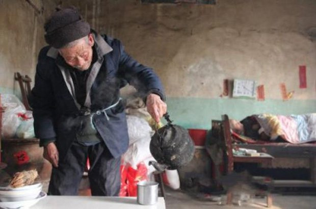 Cảm động câu chuyện vợ bị liệt sau 5 tháng cưới, chồng ở vậy nuôi vợ suốt đời