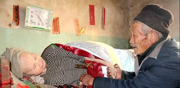 Cảm động câu chuyện vợ bị liệt sau 5 tháng cưới, chồng ở vậy nuôi vợ suốt đời