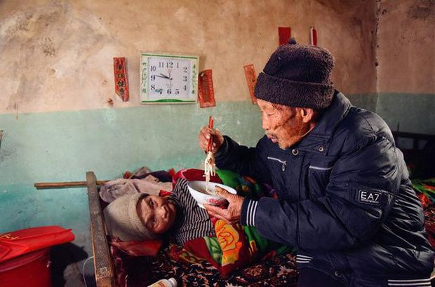 Cảm động câu chuyện vợ bị liệt sau 5 tháng cưới, chồng ở vậy nuôi vợ suốt đời