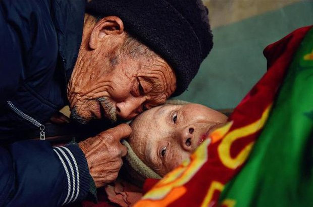 Cảm động câu chuyện vợ bị liệt sau 5 tháng cưới, chồng ở vậy nuôi vợ suốt đời