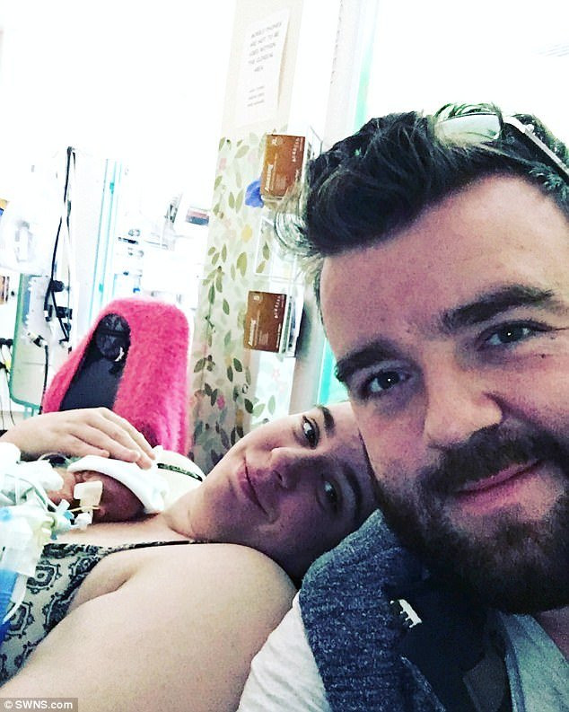 Kỳ diệu em bé sống sót khi sinh non ở tuần 22, làn da trong suốt nhìn thấy cả nội tạng