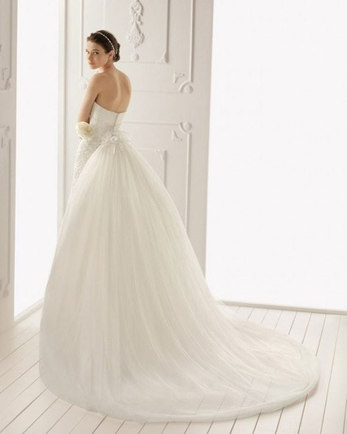 Những mẫu váy cưới xa hoa, đẳng cấp của sao Việt khiến sao thế giới cũng phải ngưỡng mộ