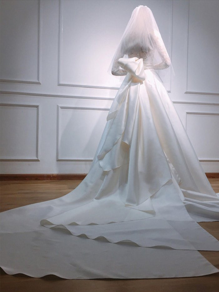 Những mẫu váy cưới xa hoa, đẳng cấp của sao Việt khiến sao thế giới cũng phải ngưỡng mộ