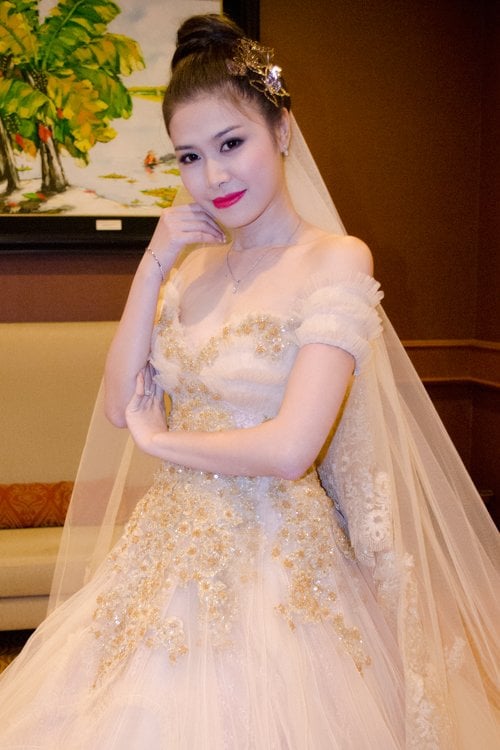 3 bộ váy cưới trị giá 700 triệu của con gái Minh Nhựa
