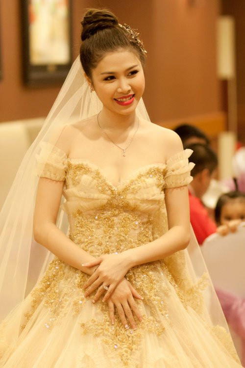 Những mẫu váy cưới xa hoa, đẳng cấp của sao Việt khiến sao thế giới cũng phải ngưỡng mộ