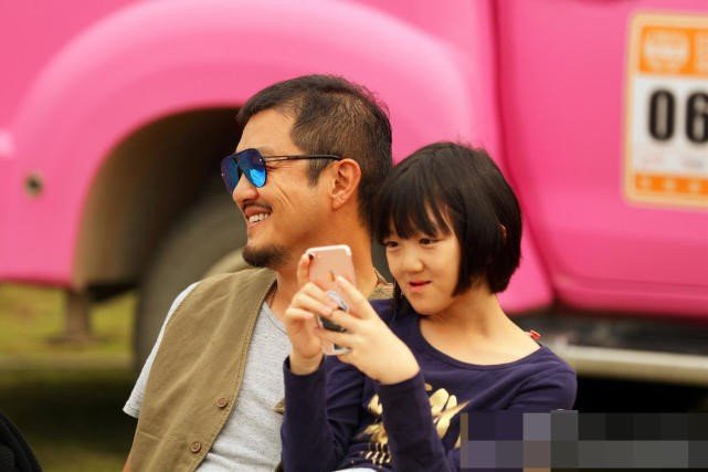 Cùng là cha nhưng Tạ Đình Phong và Lý Á Bằng khiến khán giả người xuýt xoa, kẻ ngán ngẩm