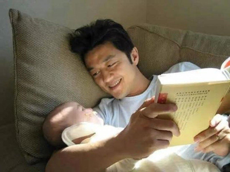 Cùng là cha nhưng Tạ Đình Phong và Lý Á Bằng khiến khán giả người xuýt xoa, kẻ ngán ngẩm