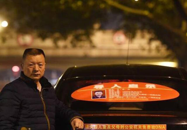 Cha làm tài xế taxi chỉ để đi tìm con gái đã mất tích suốt hơn 20 năm
