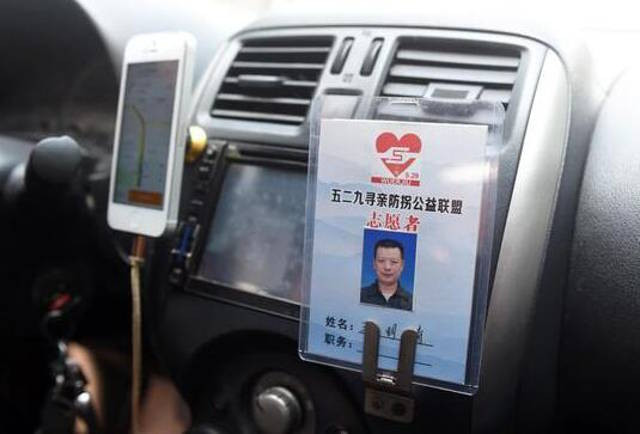 Cha làm tài xế taxi chỉ để đi tìm con gái đã mất tích suốt hơn 20 năm