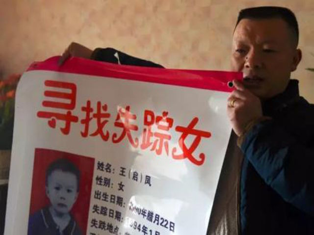 Cha làm tài xế taxi chỉ để đi tìm con gái đã mất tích suốt hơn 20 năm