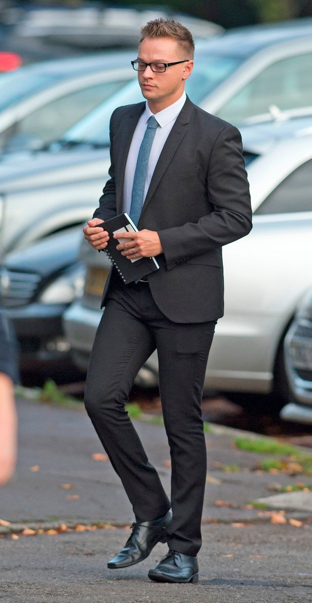 Ông bố đồng tính điển trai hầu tòa vì nghi hành hạ và giết con gái nuôi vài tháng tuổi