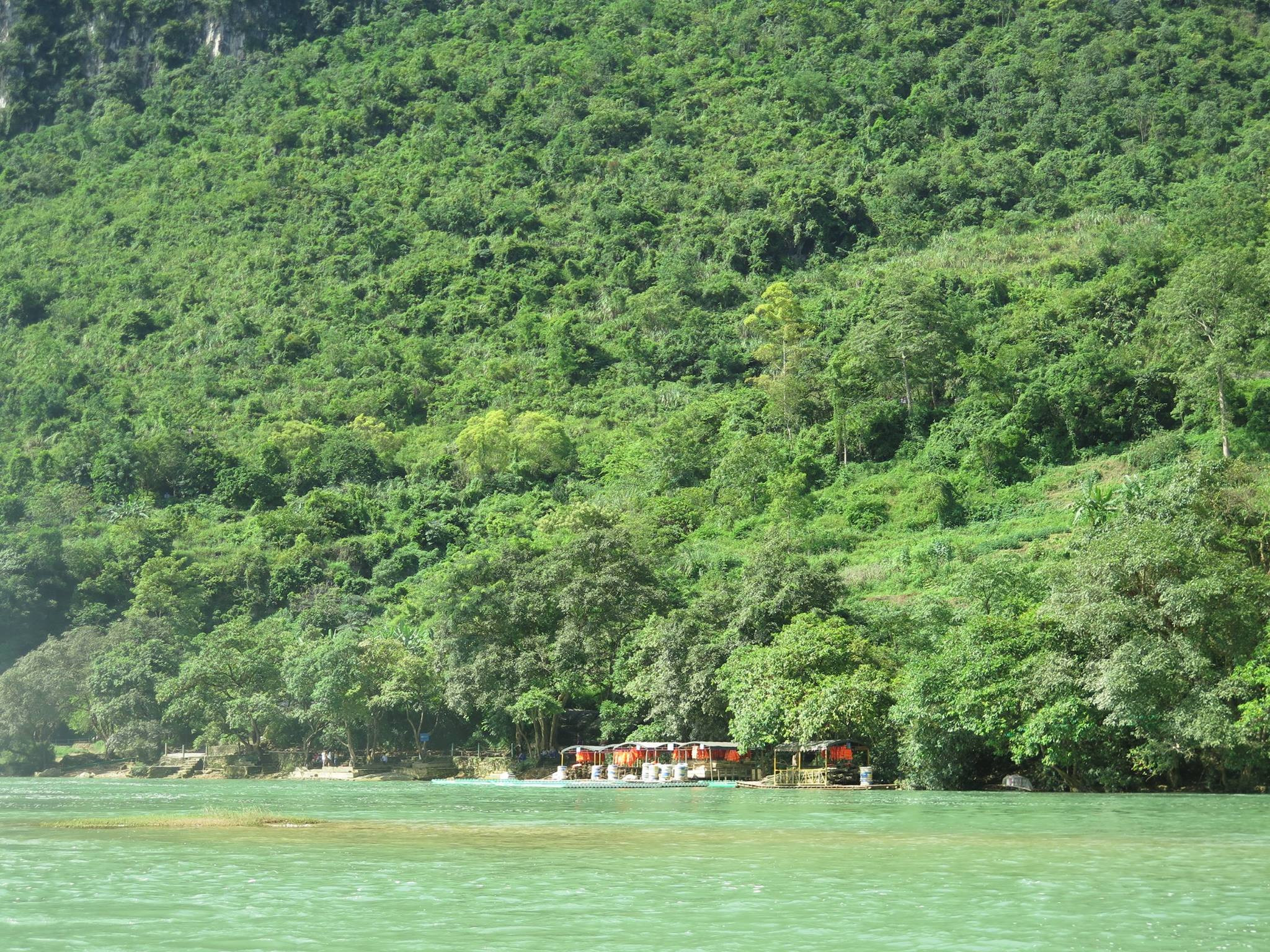 Thác Bản Giốc đang vào mùa đẹp nhất, tranh thủ đi ngay kẻo hết mùa