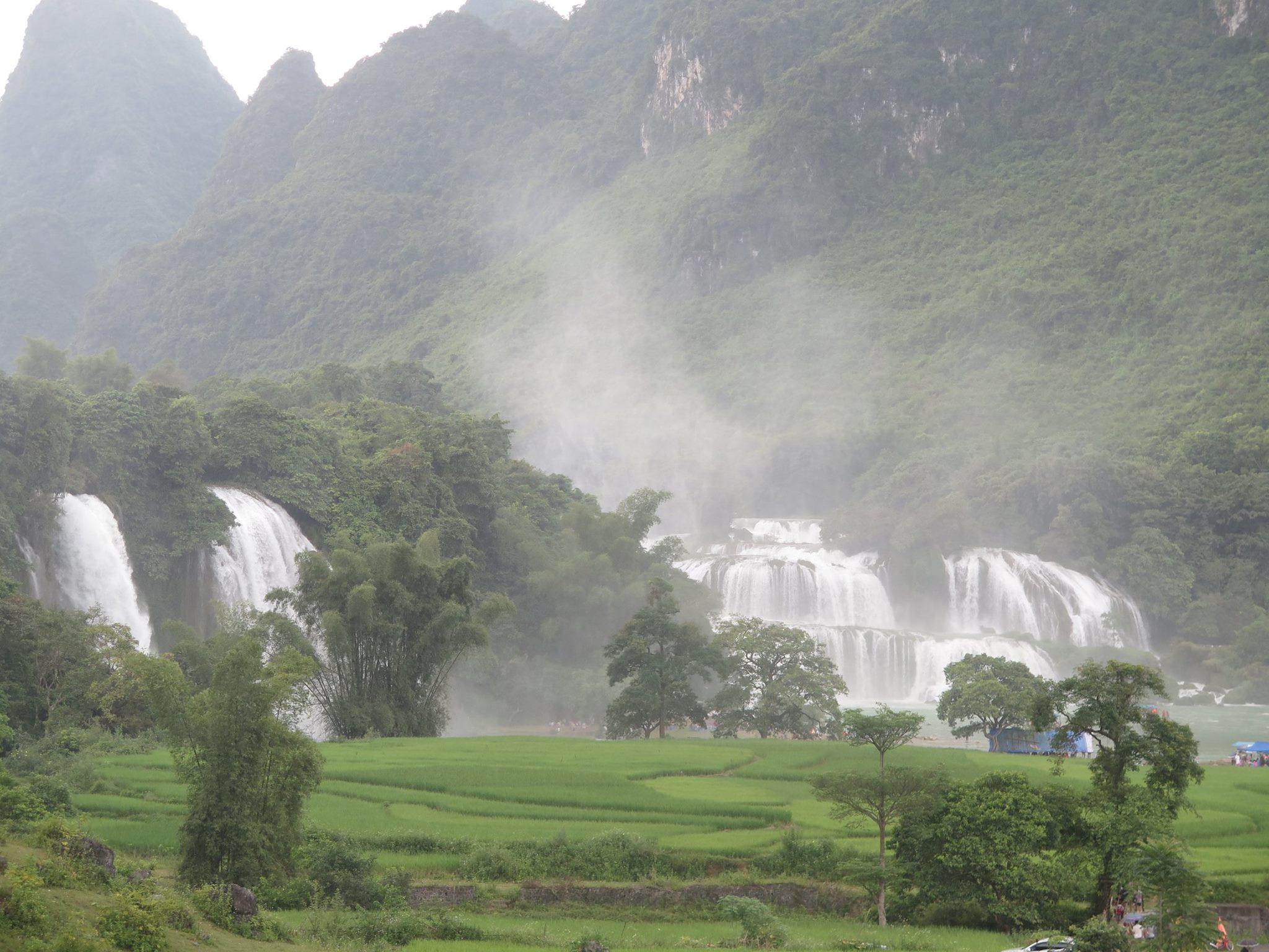 Thác Bản Giốc đang vào mùa đẹp nhất, tranh thủ đi ngay kẻo hết mùa