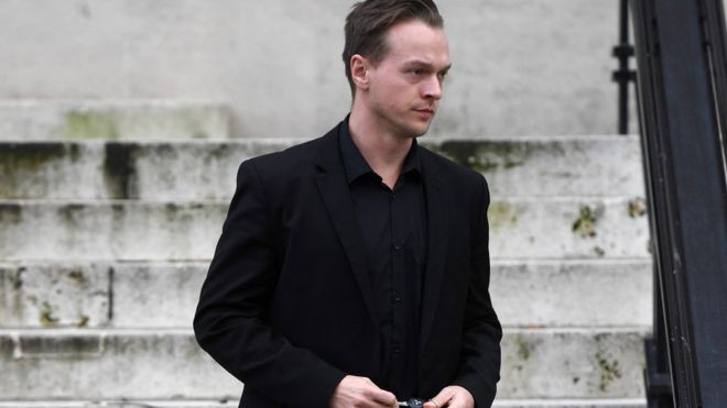 Ông bố đồng tính điển trai hầu tòa vì nghi hành hạ và giết con gái nuôi vài tháng tuổi