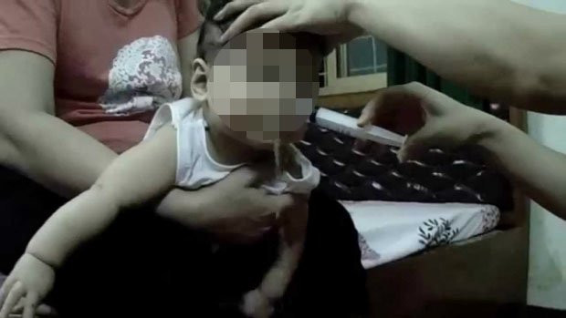 Rửa mũi cho con bằng ống xilanh quá bằng hại con?