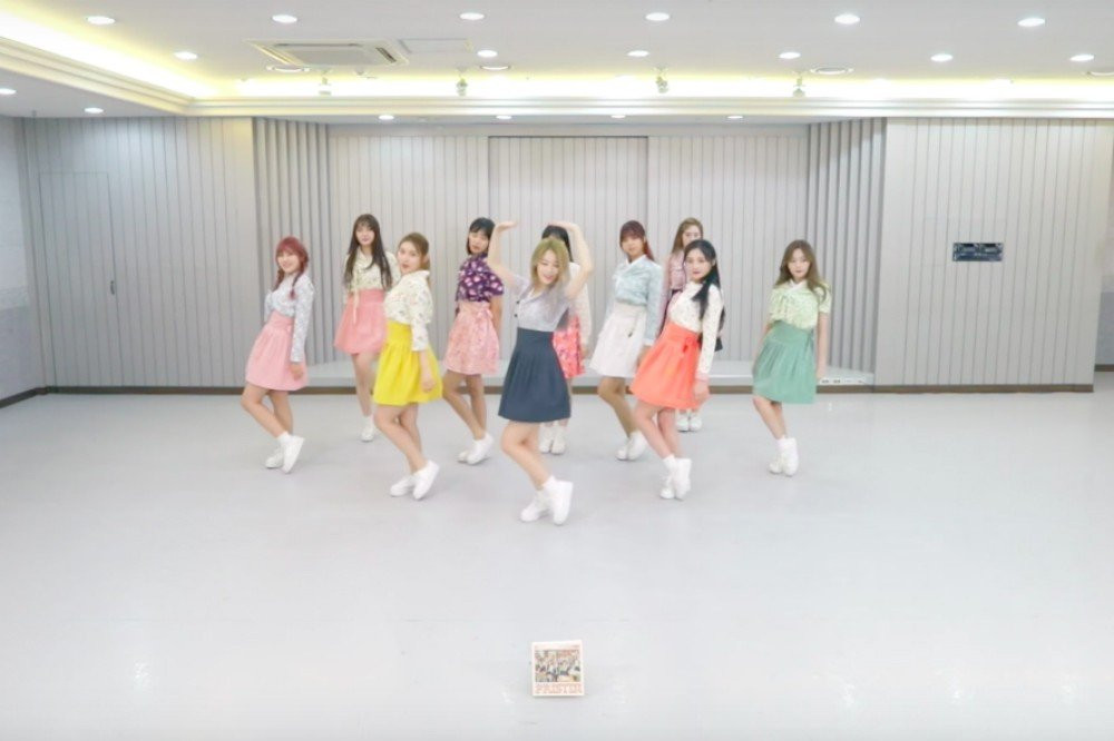 Tiếp nối trào lưu cách tân, giới trẻ Hàn biến hanbok thành váy ngắn gây xôn xao