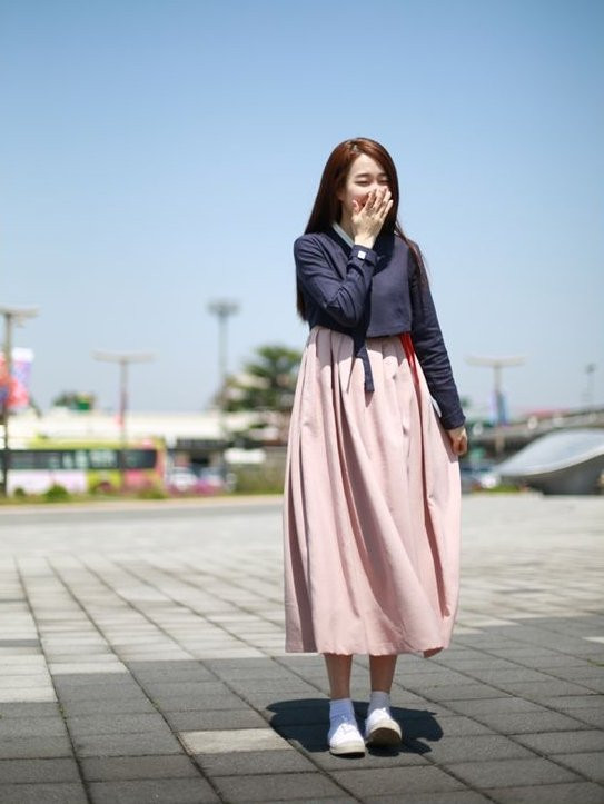 Tiếp nối trào lưu cách tân, giới trẻ Hàn biến hanbok thành váy ngắn gây xôn xao