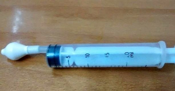 Rửa mũi cho con bằng ống xilanh quá bằng hại con?