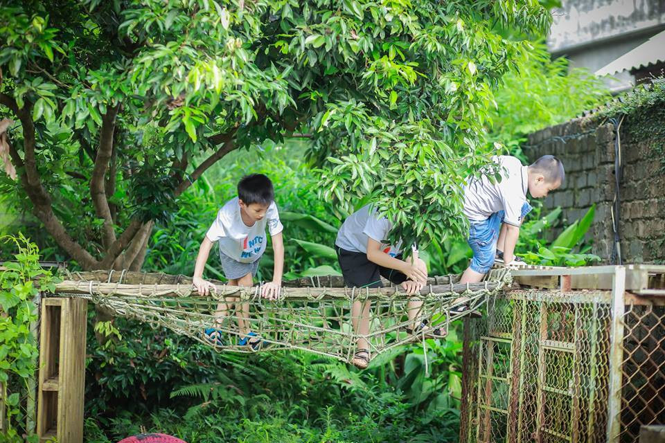 Cho bé yêu trèo đèo, lội suối, thử làm nông dân tại nông trại chỉ cách Hà Nội 40 phút