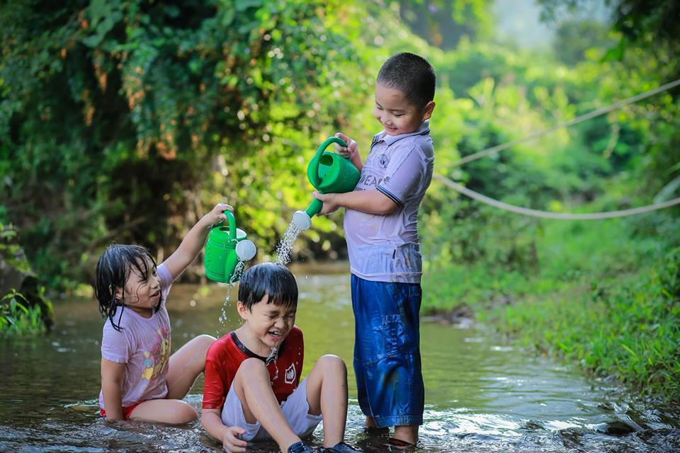 Cho bé yêu trèo đèo, lội suối, thử làm nông dân tại nông trại chỉ cách Hà Nội 40 phút
