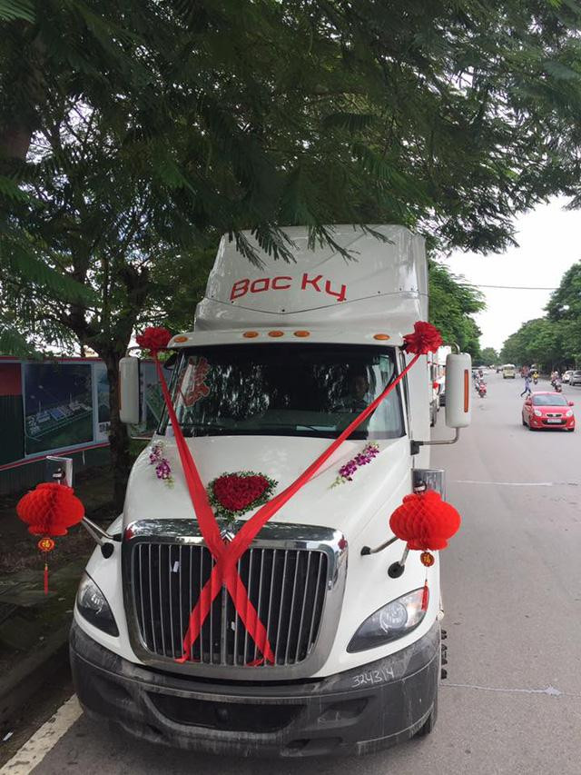 Đám cưới ở Hải Phòng gây chú ý khi rước dâu bằng... 10 xe đầu kéo tiền tỷ