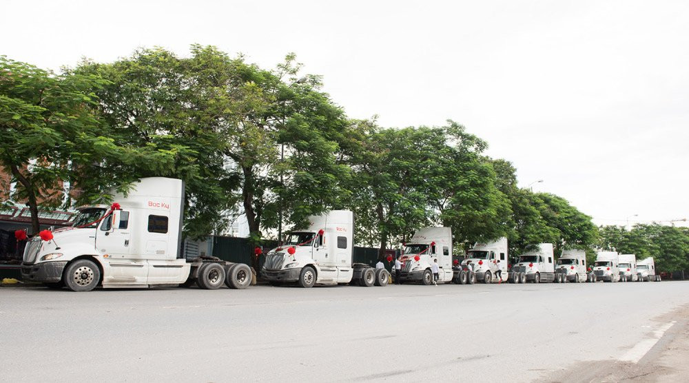 Đám cưới ở Hải Phòng gây chú ý khi rước dâu bằng... 10 xe đầu kéo tiền tỷ