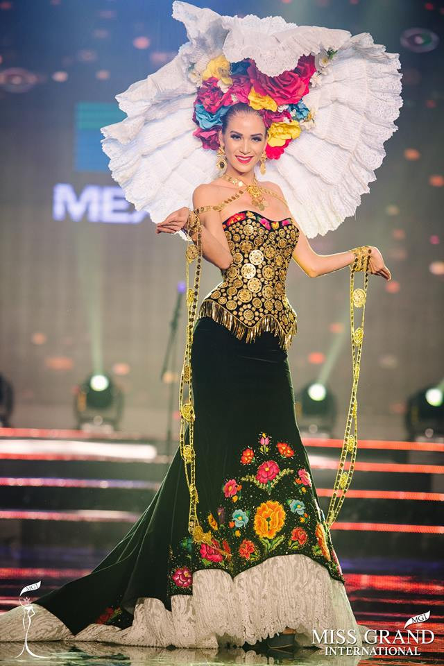 Mãn nhãn với những bộ trang phục ấn tượng tại đêm thi trang phục dân tộc Hoa hậu Hòa bình thế giới 2017