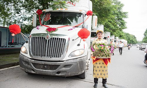 Đám cưới ở Hải Phòng gây chú ý khi rước dâu bằng... 10 xe đầu kéo tiền tỷ