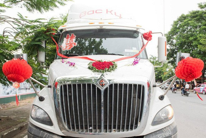 Đám cưới ở Hải Phòng gây chú ý khi rước dâu bằng... 10 xe đầu kéo tiền tỷ