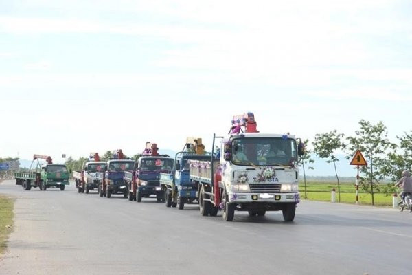 Đám cưới ở Hải Phòng gây chú ý khi rước dâu bằng... 10 xe đầu kéo tiền tỷ