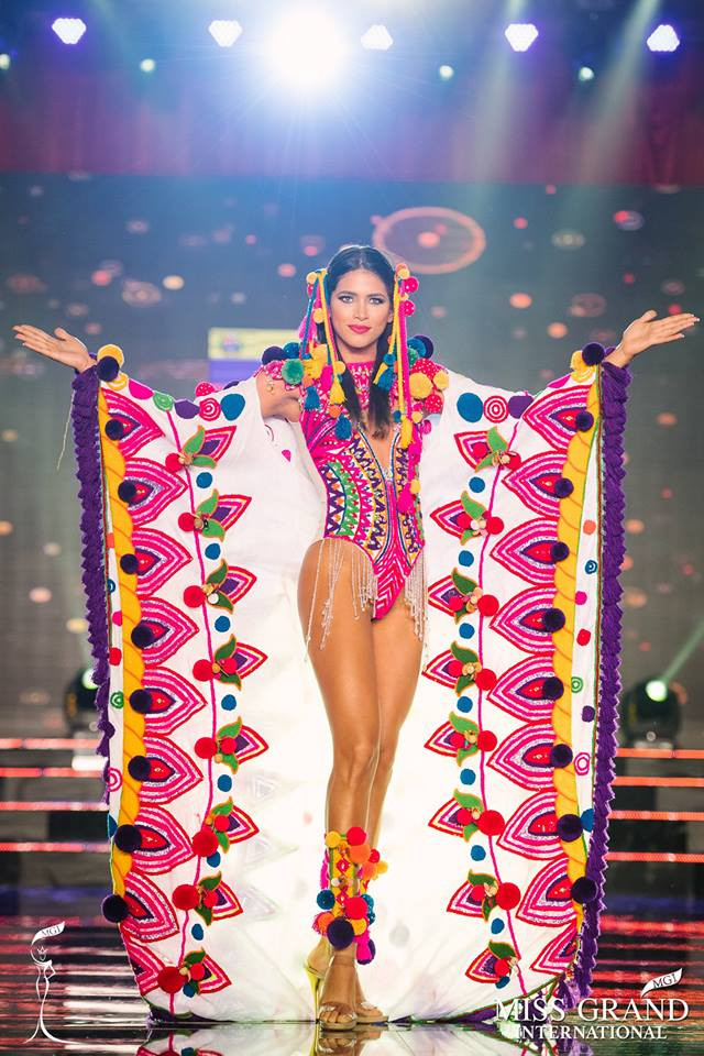 Mãn nhãn với những bộ trang phục ấn tượng tại đêm thi trang phục dân tộc Hoa hậu Hòa bình thế giới 2017