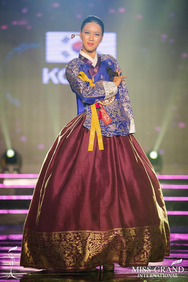 Mãn nhãn với những bộ trang phục ấn tượng tại đêm thi trang phục dân tộc Hoa hậu Hòa bình thế giới 2017