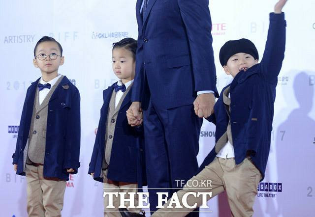 Bộ ba 'anh em quốc dân' tham gia Liên hoan phim Quốc tế Busan 2017 khiến fan phấn khích